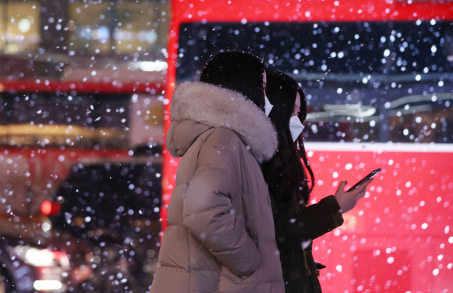 서울 강남역 인근에서 시민들이 퇴근길을 재촉하고 있다. 연합뉴스
