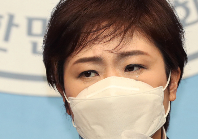 부산시장 보궐선거에 출마한 국민의힘 소속 이언주 전 의원이 지난달 28일 국회 소통관에서 긴급 기자회견을 하던 중 울먹이고 있다. 연합뉴스