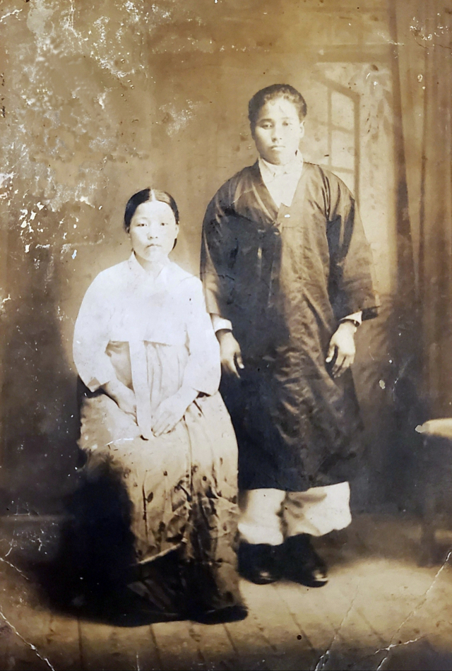 어머니 권선녀 씨와 아버지의 결혼사진.