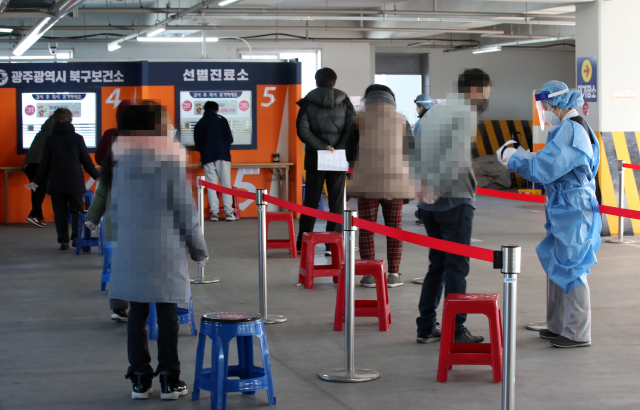3일 광주 북구선별진료소에서 시민들이 신종 코로나바이러스 감염증(코로나19) 검사 접수를 하기 위해 줄 서 있다. 연합뉴스