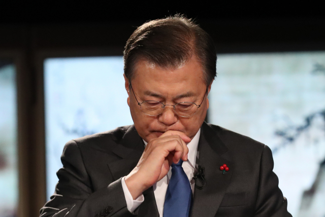 문재인 대통령 지지율이 3주 만에 30%대로 떨어졌다. 사진은 문재인 대통령이 지난 27일 오후 청와대에서 화상으로 열린 2021 세계경제포럼(WEF) 한국정상 특별연설에 참석해 있는 모습. 연합뉴스