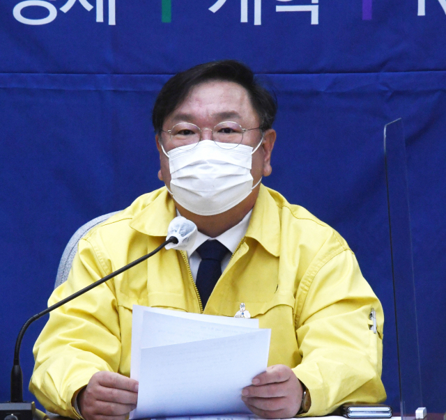 더불어민주당 김태년 원내대표가 4일 오전 국회에서 열린 정책조정회의에서 발언하고 있다. 연합뉴스