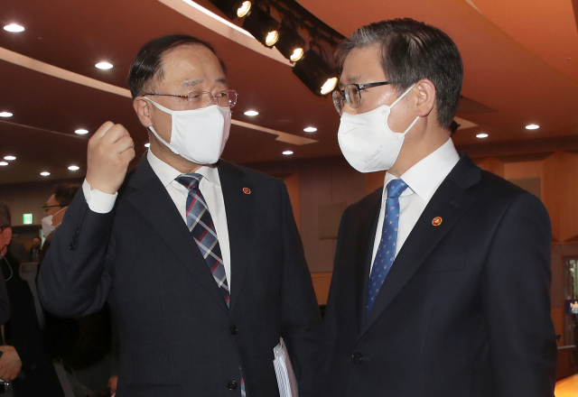 홍남기 경제부총리(왼쪽)와 변창흠 국토교통부 장관이 4일 오전 정부서울청사 별관 강당에서 
