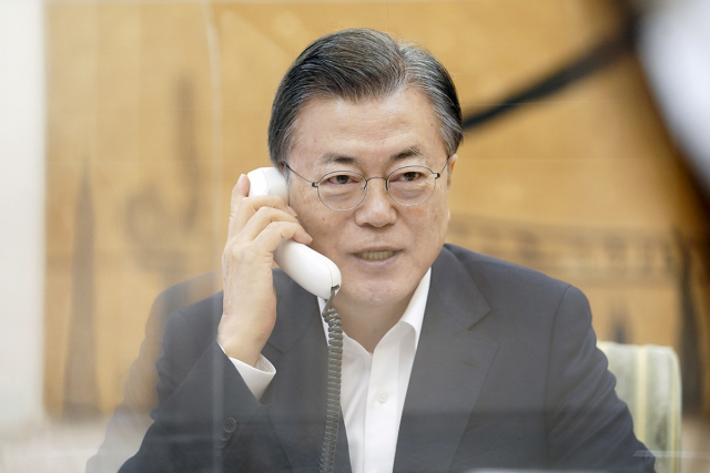 문재인 대통령은 4일 오전 청와대에서 조 바이든 미국 대통령과 정상통화를 한 뒤 