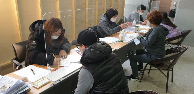 지난해 영주지역 소상공인들이 행정복지센터에서 긴급 생계지원금을 신청하는 모습. 영주시 제공
