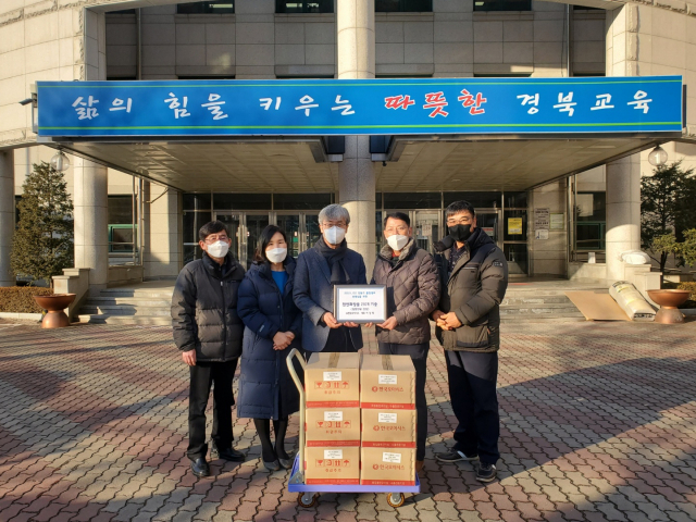 (주)한국오아시스(대표 이강태, 매일 탑 리더스 아카데미 3기 고문)는 3일 안동고(교장 김길호) 교직원과 재학생들에게 자사의 스킨로션 및 영양크림 210점(1천만원 상당)을 전달했다. 한국오아시스 제공