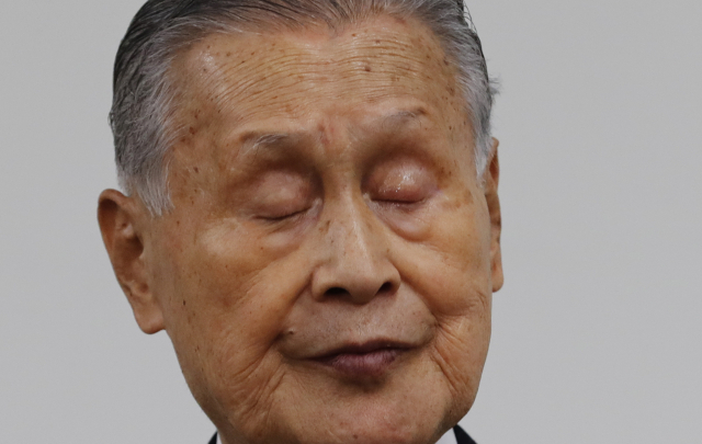 여성 차별 발언이 논란이 되고 있는 모리 요시로 도쿄올림픽·패럴림픽 조직위원장이 4일 도쿄 프레스센터에서 취재진의 질문에 눈을 감고 있다. EPA연합뉴스