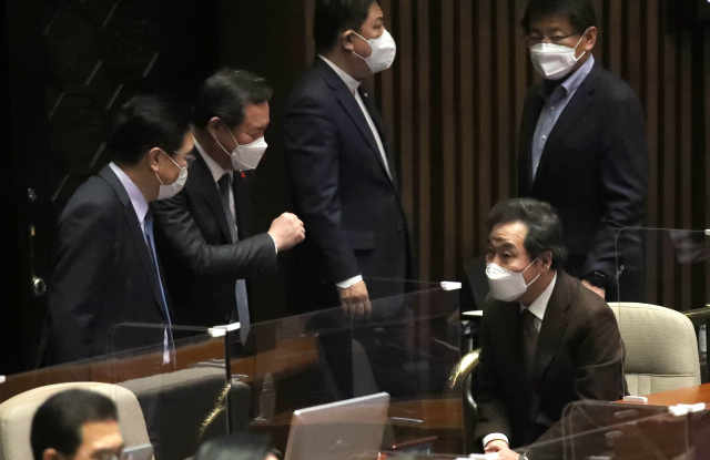4일 국회 본회의에서 더불어민주당 이낙연 대표와 이형석 의원이 법관(임성근) 탄핵소추안 투표에 앞서 대화하고 있다. 연합뉴스
