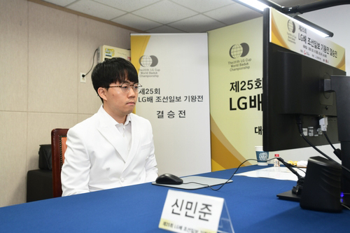 한국랭킹 4위인 신민준이 중국 랭킹 1위 커제(24) 9단을 꺾고 생애 첫 메이저 세계대회 정상에 올랐다.3일 제25회 LG배 조선일보 기왕전 결승 3번기 경기를 진행하는 모습. 연합뉴스