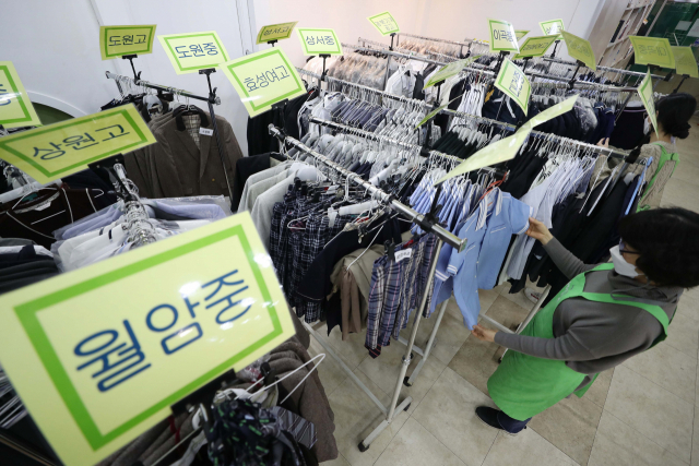 4일 오후 대구 달서구 아름다운 가게 월성점에서 기부받은 중고교복들이 새로운 주인을 기다리고 있다. 달서구는 2월 한 달간 기부받은 관내 중고등학교의 헌 교복을 필요한 이들에게 저렴한 가격(1천 원~5천 원)에 되파는 교복 나눔 행사를 진행한다고 밝혔다. 연합뉴스