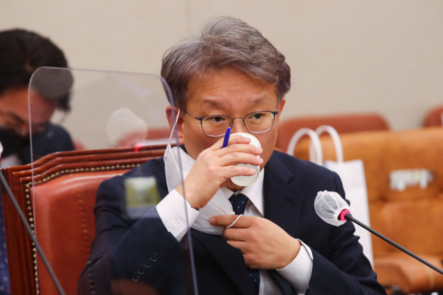 권칠승 중소벤처기업부 장관 후보자가 3일 오전 국회 산업통상자원중소벤처기업위원회에서 열린 인사청문회에 출석, 물을 마시고 있다. 연합뉴스