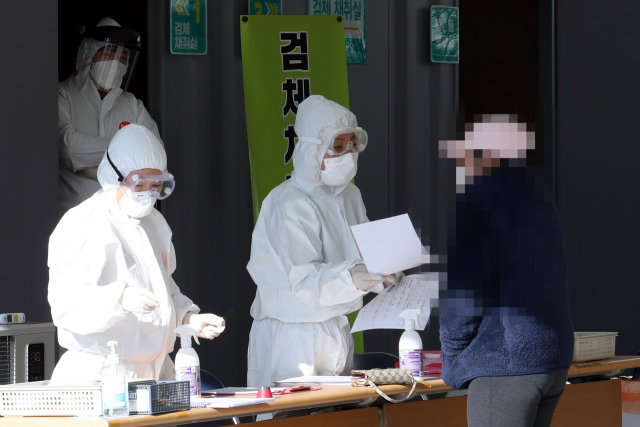 4일 오전 전남 나주시 보건소 주차장에 마련된 신종 코로나바이러스 감염증(코로나19) 선별진료소에서 외국인 주민이 진단검사 절차를 안내받고 있다. 방역 당국은 지난달 나주에서 코로나19 판정을 받은 외국인 주민이 영국발 변이 바이러스에 감염된 것으로 파악하고 역학분석과 주변 재조사에 나섰다. 연합뉴스