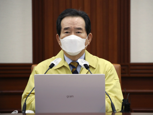 정세균 국무총리가 5일 오전 정부서울청사에서 열린 신종 코로나바이러스 감염증(코로나19) 대응 중앙재난안전대책본부(중대본) 회의를 주재하고 있다. 연합뉴스