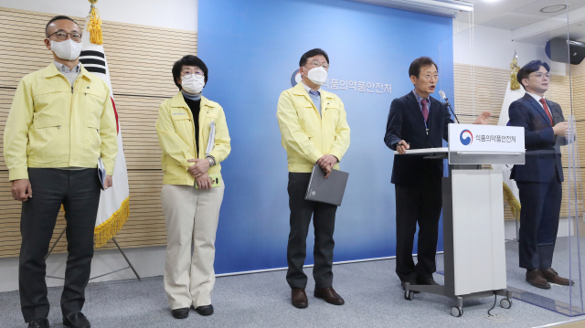 이동희 식품의약품안전평가원장(왼쪽 세번째)과 오일환 중앙약사심의위원회 위원장(오른쪽 두번째) 등 배석자들이 5일 오전 충북 청주시 식품의약품안전처에서 열린 아스트라제네카의 신종 코로나바이러스 감염증(코로나19) 백신 중앙약사심의위원회 자문 회의 결과 발표를 마친 뒤 취재진의 질문에 답변하고 있다. 연합뉴스