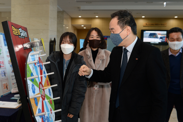 함기황 한국전력기술 경영관리본부장이 코로나19 극복을 위한 이벤트로 열린 