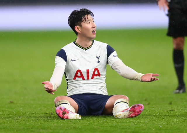5일 영국 런던의 토트넘 홋스퍼 스타디움에서 열린 잉글랜드 프로축구 프리미어리그(EPL) 토트넘 홋스퍼 대 첼시의 경기에서 토트넘의 손흥민이 경기장 바닥에 앉아 아쉬워하고 있다. 이날 토트넘은 0대1로 져 시즌 첫 3연패를 기록하며 8위로 추락했다. 연합뉴스