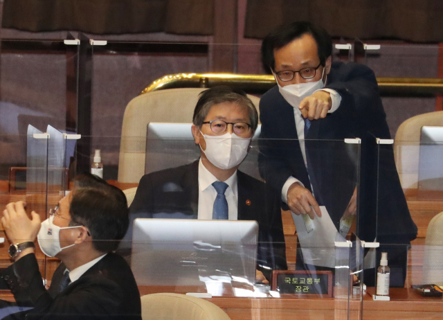 변창흠 국토교통부 장관이 5일 오후 국회 본회의에서 열린 경제분야 대정부 질문에 출석, 관계자와 대화하고 있다. 연합뉴스