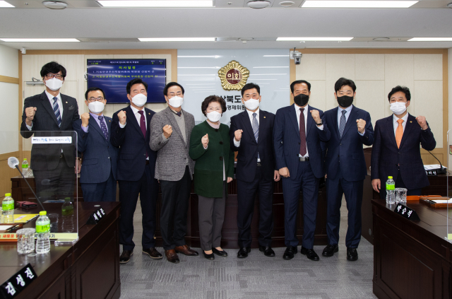 경북도의회 지방분권추진 특별위원회가 5일 본회의 승인을 얻고 첫 회의를 가졌다. 위원장에는 안동 출신 김대일(오른쪽 네 번째) 도의원이 선출됐다. 경북도의회 제공
