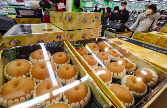 한국농수산식품유통공사(aT) 농산물 유통정보에 따르면 동구의 한 대형유통업체에서 거래되는 후지사과와 신고배의 가격은 전년 대비 각각 129.9%, 52.7% 비싸졌다.연합뉴스