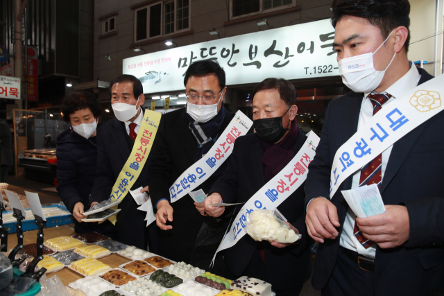 대구시의회는 5일 대구 동구 송라시장을 찾아 전통시장 장보기 행사를 열었다. 대구시의회 제공