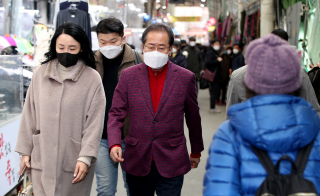 무소속 홍준표 의원이 지난달 5일 오후 대구 중구 서문시장 상가연합회 사무실을 찾아 상인들과 이야기를 나눈 후 이동하고 있다. 김영진 기자 kyjmaeil@imaeil.com