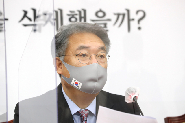 국민의힘 정진석 공천관리위원장이 5일 오전 서울 여의도 국회에서 서울시장 및 부산시장 본경선 진출자를 발표하고 있다. 연합뉴스