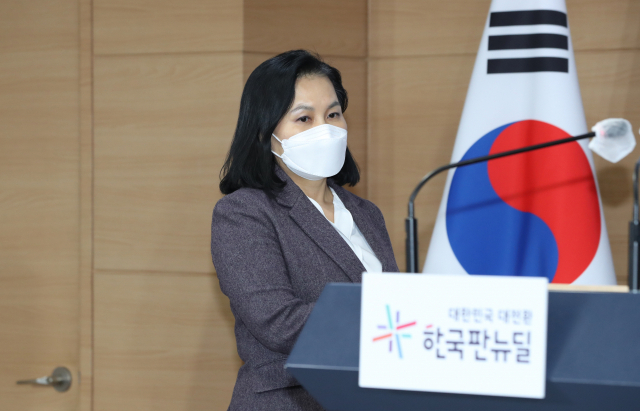 유명희 통상교섭본부장이 5일 오후 정부서울청사에서 WTO 사무총장 후보직 사퇴 입장을 발표하기 위해 회견장에 들어서고 있다. 연합뉴스