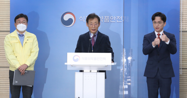 이동희 식품의약품안전평가원장과 오일환 중앙약사심의위원회 위원장(가운데)이 5일 오전 충북 청주시 식품의약품안전처에서 아스트라제네카의 신종 코로나바이러스 감염증(코로나19) 백신 중앙약사심의위원회 자문 회의 결과를 발표하고 있다. 연합뉴스