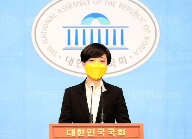 정의당 류호정 의원이 22일 국회 소통관에서 현대위아의 파견 문제 해결을 위한 노사대화를 촉구하고 있다. 연합뉴스