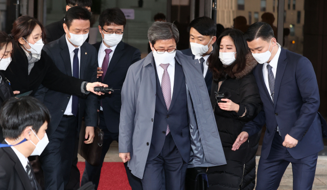 김명수 대법원장이 5일 오후 서울 서초구 대법원을 나서고 있다. 연합뉴스