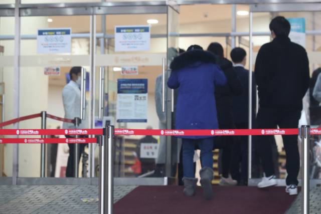 31일 서울 영등포구 여의도순복음교회 대성전 입구에서 예배에 참석하는 신도들에 대한 방역 절차가 이뤄지고 있다. 지난 18일 사회적 거리두기 완화조치에 따라 교회 등 종교시설에서 수도권은 좌석 수의 10% 이내에서 정규예배·법회·미사·시일식 등 대면 진행이 가능해졌다. 연합뉴스