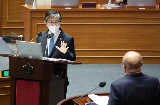 변창흠 국토교통부 장관이 5일 오후 국회에서 열린 경제분야 대정부 질문에 출석, 국민의힘 김희국 의원의 주택공급 정책에 대한 질의에 답하고 있다. 연합뉴스