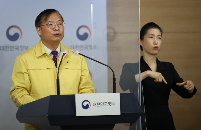 강도태 중앙재난안전대책본부 제1총괄조정관(보건복지부 2차관)이 6일 오전 정부서울청사에서 신종 코로나바이러스 감염증(코로나19) 대응 정례브리핑을 하고 있다. 연합뉴스