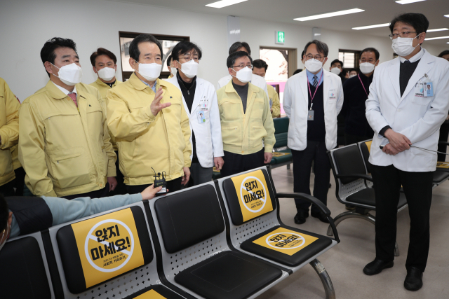정세균 국무총리가 6일 서울 중구 국립중앙의료원 코로나19 백신 중앙예방접종센터를 방문해 문진표를 작성하고 체온을 측정하는 대기실을 둘러보며 당부 말을 하고 있다. 연합뉴스