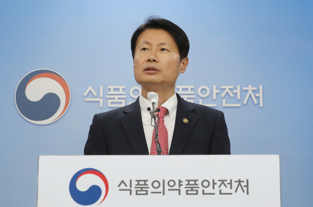 김강립 식품의약품안전처장이 5일 오후 충북 청주시 식품의약품안전처 브리핑룸에서 셀트리온의 신종 코로나바이러스 감염증(코로나19) 항체치료제