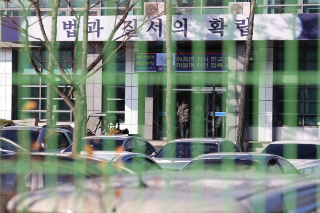 3일 오전 수용자 9명이 신종 코로나바이러스 감염증(코로나19) 확진 판정을 받은 서울남부교도소에 적막감이 흐르고 있다. 법무부에 따르면 전날 진행된 남부교도소 전수검사 결과 수용자 전원이 음성 판정을 받았다. 남부교도소에서 영월교도소로 이송된 수용자 42명도 모두 음성 판정을 받았다. 연합뉴스