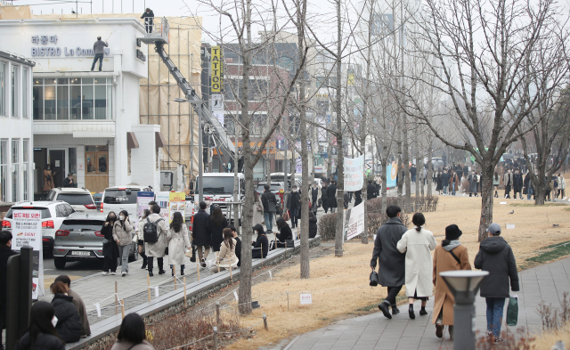 전국적으로 포근한 낮 기온을 기록한 6일 오후 서울 마포구 경의선 숲길을 찾은 시민들이 외출을 즐기고 있다. 연합뉴스