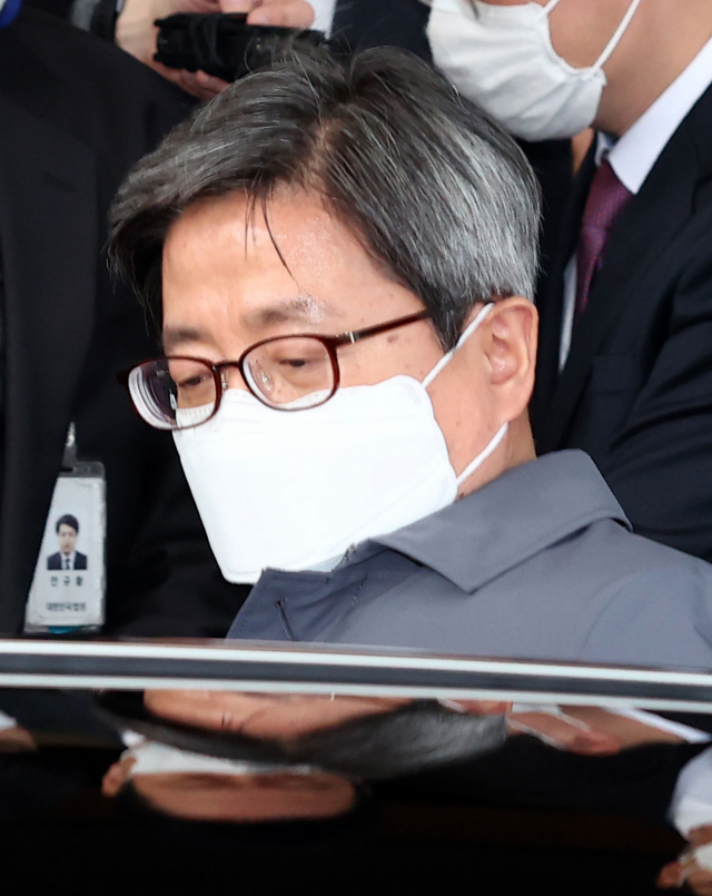 김명수 대법원장이 5일 오후 서울 서초구 대법원을 나서고 있다. 연합뉴스