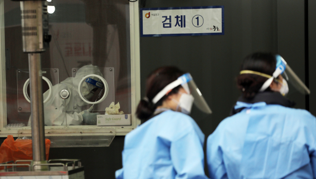 7일 오전 서울역광장 임시선별진료소에서 의료진이 준비하고 있다. 중앙방역대책본부는 이날 0시 기준으로 국내 코로나19 신규 확진자가 372명이라고 밝혔다. 확진자가 나온 지역을 보면 서울 141명, 경기 109명, 인천 15명 등 수도권이 265명이다. 연합뉴스