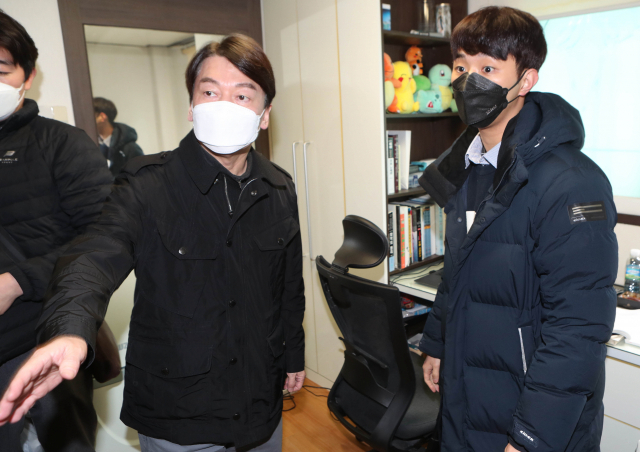서울시장 후보로 나선 국민의당 안철수 대표가 7일 서울 신림동 원룸촌을 방문해 서울대 재학생과 청년 주거 환경에 대해 이야기를 나누고 있다. 연합뉴스