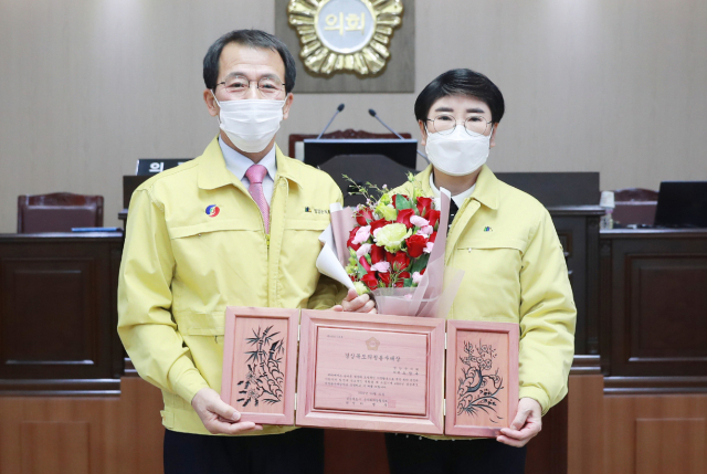 오창옥 군의원이 장영호 군의장으로부터 