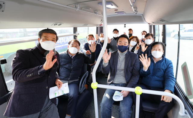 성주군 직영 전기마을버스 체험 탑승객들이 손을 흔들며 환하게 웃고 있다. 성주군 제공