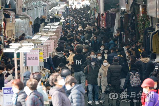 설 명절을 앞두고 6일 대구 서문시장이 차례용품 등을 사려는 시민들로 모처럼 활기를 띠고 있다. 우태욱 기자 woo@imaeil.com