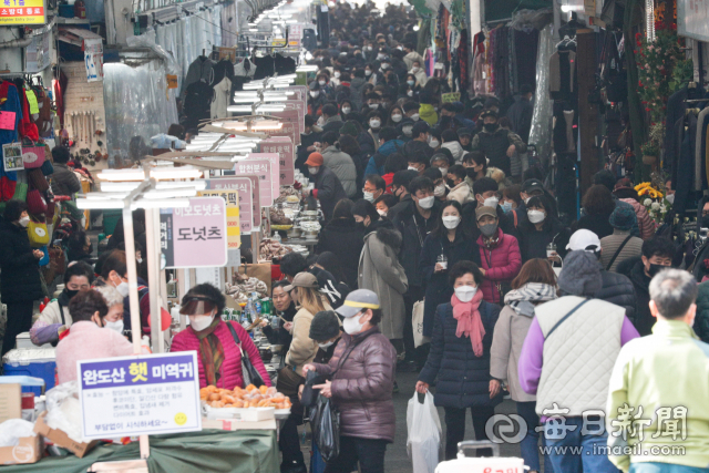 설 명절을 앞두고 6일 대구 서문시장이 차례용품 등을 사려는 시민들로 모처럼 활기를 띠고 있다. 우태욱 기자 woo@imaeil.com