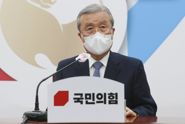 국민의힘 김종인 비상대책위원장이 5일 오전 서울 여의도 국회에서 현안 관련 긴급 기자회견을 열고 김명수 대법원장 거짓말 논란 관련 입장을 밝히고 있다. 연합뉴스