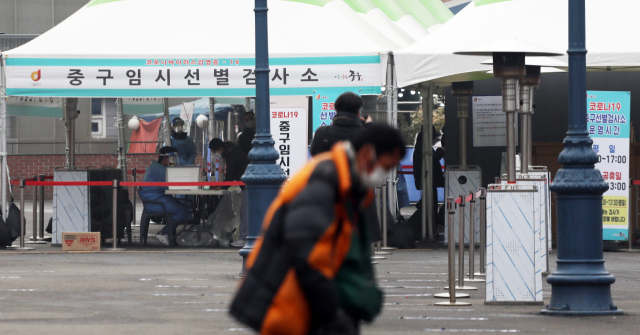 7일 오전 서울역광장 임시선별진료소 모습. 중앙방역대책본부는 이날 0시 기준으로 국내 코로나19 신규 확진자가 372명이라고 밝혔다. 확진자가 나온 지역을 보면 서울 141명, 경기 109명, 인천 15명 등 수도권이 265명이다. 연합뉴스
