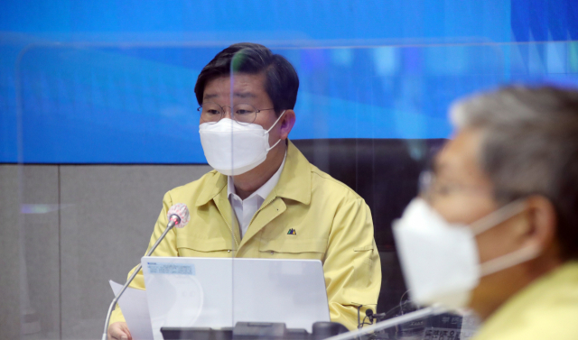 전해철 행안부 장관이 8일 정부서울청사 중앙재난안전상황실 서울상황센터에서 열린 신종 코로나바이러스 감염증(코로나19) 대응 중앙재난안전대책본부(중대본) 회의에서 발언하고 있다. 연합뉴스