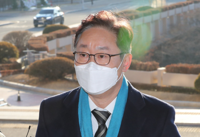 박범계 법무부 장관이 8일 오전 정부과천청사 법무부로 들어서고 있다. 연합뉴스