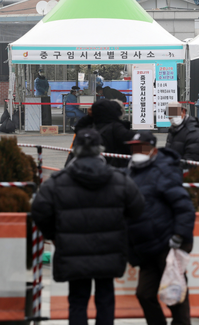 7일 오전 서울역광장 임시선별진료소 모습. 중앙방역대책본부는 이날 0시 기준으로 국내 코로나19 신규 확진자가 372명이라고 밝혔다. 확진자가 나온 지역을 보면 서울 141명, 경기 109명, 인천 15명 등 수도권이 265명이다. 연합뉴스