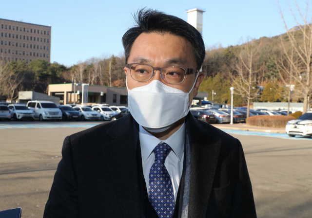 김진욱 고위공직자범죄수사처장이 8일 오전 정부과천청사에 출근하며 취재진의 질문에 답하고 있다. 연합뉴스